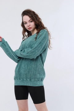 Una modella di abbigliamento all'ingrosso indossa 44474 - Noh001 Woman Sweatshirt - Green, vendita all'ingrosso turca di Felpa di Evable