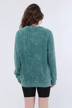 Een kledingmodel uit de groothandel draagt 44474 - Noh001 Woman Sweatshirt - Green, Turkse groothandel Sweatshirt van Evable