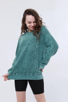 A wholesale clothing model wears 44474 - Noh001 Woman Sweatshirt - Green, Turkish wholesale Sweatshirt of Evable