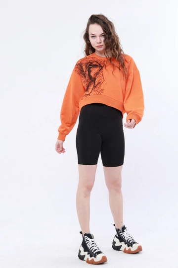 Bir model, Evable toptan giyim markasının  Noh003 Woman Sweatshirt
 toptan Sweatshirt ürününü sergiliyor.
