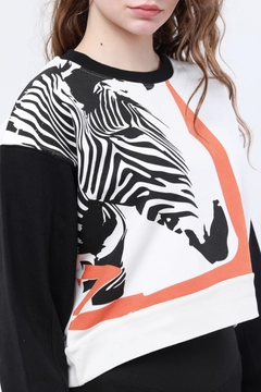 A wholesale clothing model wears 44705 - Noh006 Woman Sweatshirt, Turkish wholesale Sweatshirt of Evable