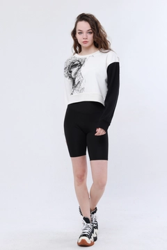 A wholesale clothing model wears 44705 - Noh006 Woman Sweatshirt, Turkish wholesale Sweatshirt of Evable