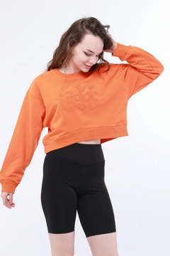 Ένα μοντέλο χονδρικής πώλησης ρούχων φοράει 44706 - Noh005 Woman Sweatshirt, τούρκικο Φούτερ χονδρικής πώλησης από Evable