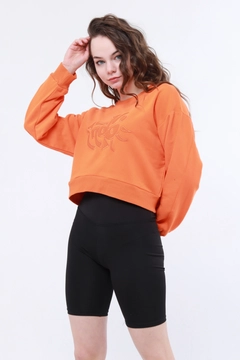 Bir model, Evable toptan giyim markasının 44706 - Noh005 Woman Sweatshirt toptan Sweatshirt ürününü sergiliyor.