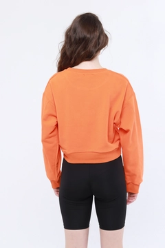 Een kledingmodel uit de groothandel draagt 44706 - Noh005 Woman Sweatshirt, Turkse groothandel Sweatshirt van Evable