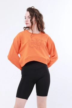 Ein Bekleidungsmodell aus dem Großhandel trägt 44706 - Noh005 Woman Sweatshirt, türkischer Großhandel Sweatshirt von Evable