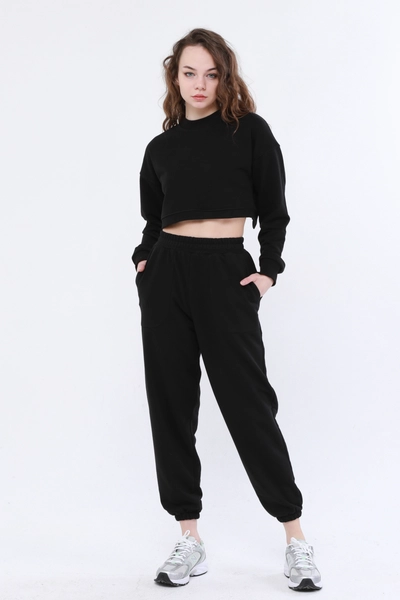 A model wears 44715 - Seal Pocket Sweatpants - Black, wholesale Sweatpants of Evable to display at Lonca