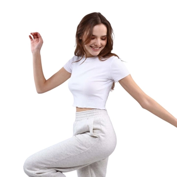 Bir model, Evable toptan giyim markasının  Eho Body - Beyaz
 toptan Crop Top ürününü sergiliyor.