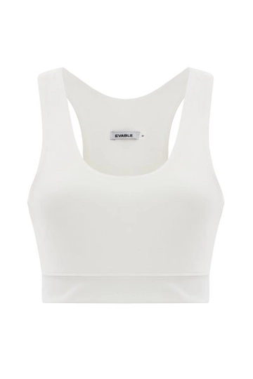 Bir model, Evable toptan giyim markasının  Eva Sütyen - Beyaz
 toptan Crop Top ürününü sergiliyor.