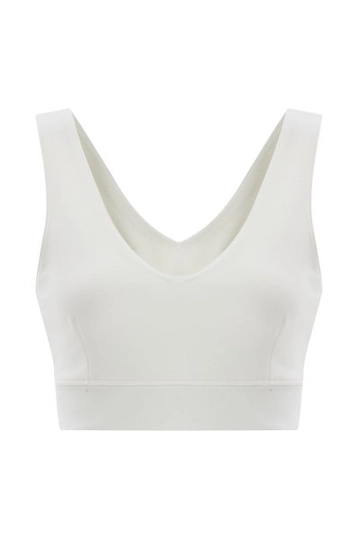 Bir model, Evable toptan giyim markasının  Moer Sütyen - Beyaz
 toptan Crop Top ürününü sergiliyor.