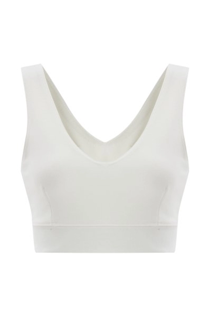 Bir model, Evable toptan giyim markasının 20065 - Moer Bra - White toptan Crop Top ürününü sergiliyor.