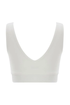 Bir model, Evable toptan giyim markasının 20065 - Moer Bra - White toptan Crop Top ürününü sergiliyor.