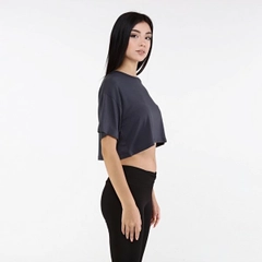 Ein Bekleidungsmodell aus dem Großhandel trägt 20067 - Ero Crop Tshirt - Smoked, türkischer Großhandel Oberteil von Evable