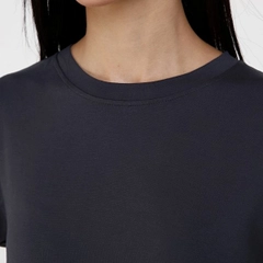 Ein Bekleidungsmodell aus dem Großhandel trägt 20067 - Ero Crop Tshirt - Smoked, türkischer Großhandel Oberteil von Evable
