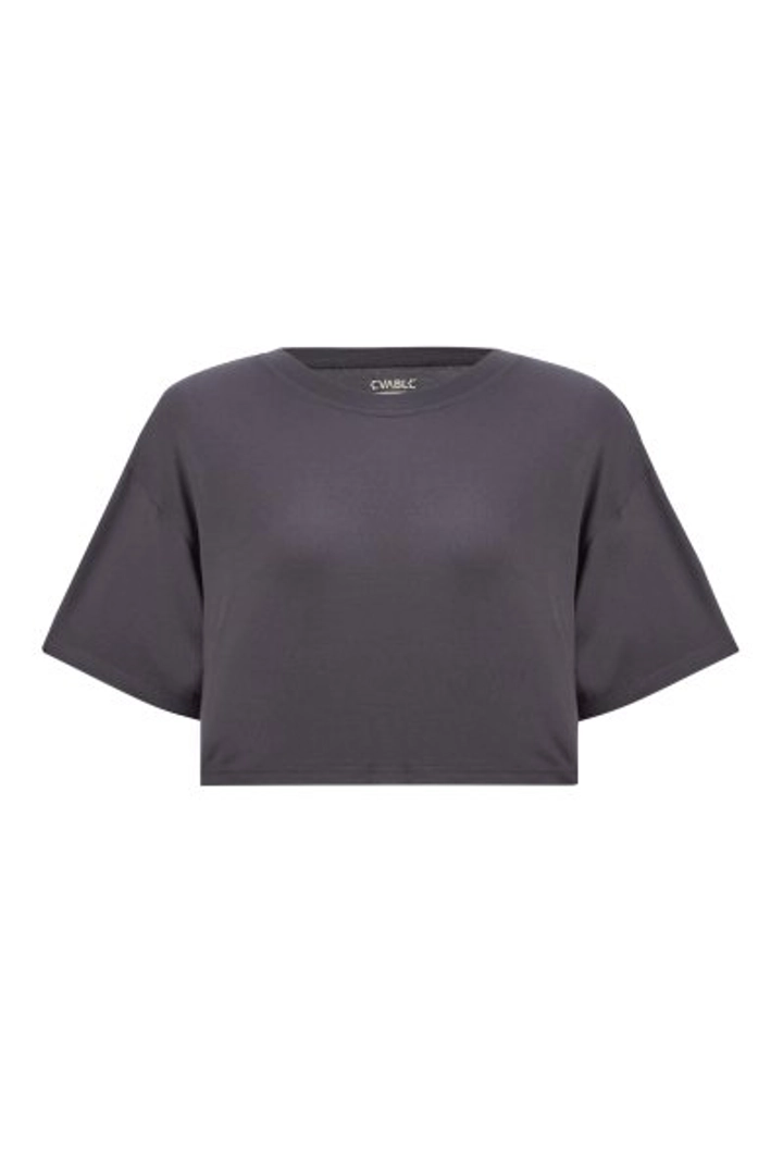 Bir model, Evable toptan giyim markasının 20067 - Ero Crop Tshirt - Smoked toptan Crop Top ürününü sergiliyor.