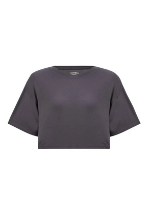 A model wears 20067 - Ero Crop Tshirt - Smoked, wholesale undefined of Evable to display at Lonca