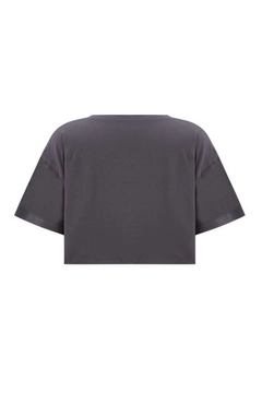 Bir model, Evable toptan giyim markasının 20067 - Ero Crop Tshirt - Smoked toptan Crop Top ürününü sergiliyor.