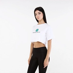 A wholesale clothing model wears 20068 - Frog Crop Tshirt - White, Turkish wholesale Tshirt of Evable