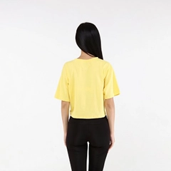 Bir model, Evable toptan giyim markasının 20069 - Frog Crop Tshirt - Yellow toptan Crop Top ürününü sergiliyor.