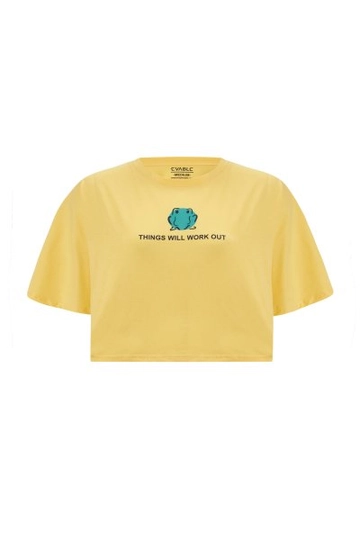 A wholesale clothing model wears  Frog Crop Tshirt - Yellow
, Turkish wholesale Crop Top of Evable