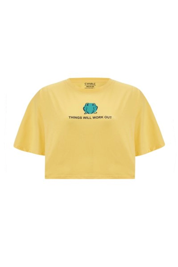 Ένα μοντέλο χονδρικής πώλησης ρούχων φοράει 20069 - Frog Crop Tshirt - Yellow, τούρκικο Crop top χονδρικής πώλησης από Evable