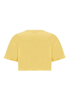 Una modella di abbigliamento all'ingrosso indossa 20069 - Frog Crop Tshirt - Yellow, vendita all'ingrosso turca di Parte superiore corta di Evable