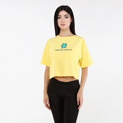 Een kledingmodel uit de groothandel draagt 20069 - Frog Crop Tshirt - Yellow, Turkse groothandel Crop-top van Evable