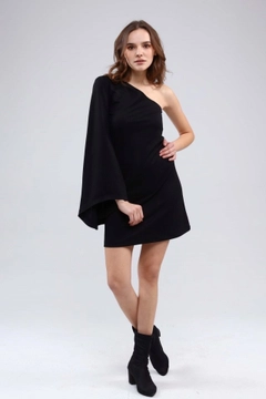 Bir model, Evable toptan giyim markasının 20075 - Leana Dress - Black toptan Elbise ürününü sergiliyor.
