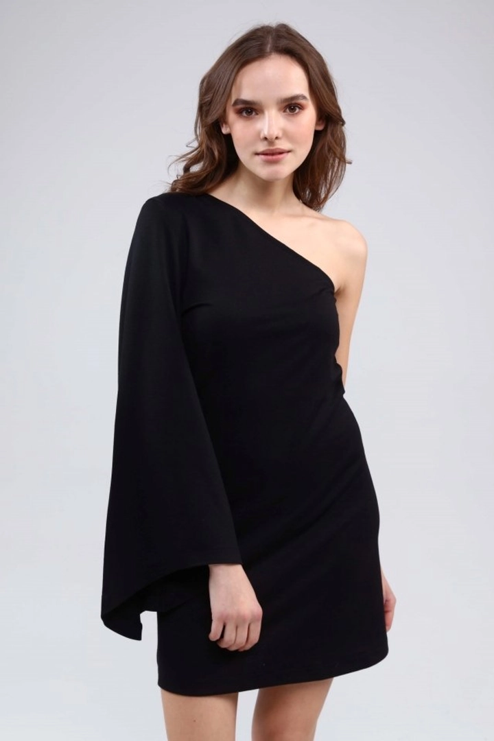Ein Bekleidungsmodell aus dem Großhandel trägt 20075 - Leana Dress - Black, türkischer Großhandel Kleid von Evable