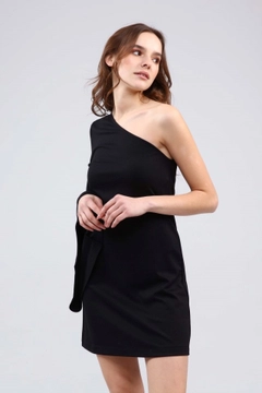 Bir model, Evable toptan giyim markasının 20075 - Leana Dress - Black toptan Elbise ürününü sergiliyor.