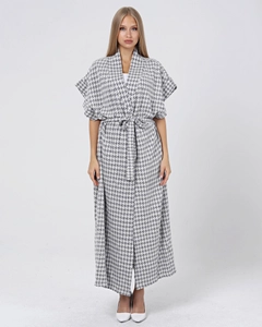 Een kledingmodel uit de groothandel draagt 20076 - Veoh Women Kimono - Patterned, Turkse groothandel Kimono van Evable