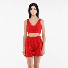 Bir model, Evable toptan giyim markasının 20079 - Vurde Shorts - Red toptan Şort ürününü sergiliyor.