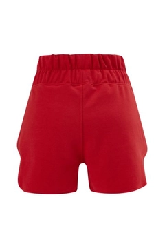 Bir model, Evable toptan giyim markasının 20079 - Vurde Shorts - Red toptan Şort ürününü sergiliyor.