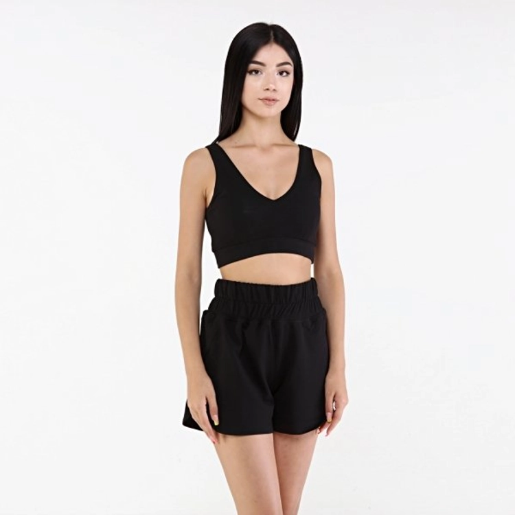 A model wears 20080 - Vurde Shorts - Black, wholesale Shorts of Evable to display at Lonca