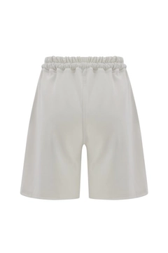 Ein Bekleidungsmodell aus dem Großhandel trägt 20082 - Marfe Shorts - White, türkischer Großhandel Kurze Hose von Evable