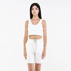 Una modella di abbigliamento all'ingrosso indossa 20082 - Marfe Shorts - White, vendita all'ingrosso turca di Pantaloncini di Evable