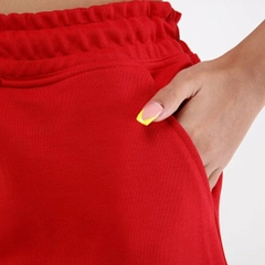 Bir model, Evable toptan giyim markasının 20083 - Marfe Shorts - Red toptan Şort ürününü sergiliyor.