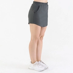 Bir model, Evable toptan giyim markasının 20086 - Wen Skirts - Smoked toptan Etek ürününü sergiliyor.