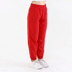 Bir model, Evable toptan giyim markasının 20087 - Seal Sweatpant Int - Red toptan Eşofman Altı ürününü sergiliyor.