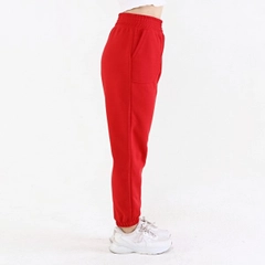 Ein Bekleidungsmodell aus dem Großhandel trägt 20087 - Seal Sweatpant Int - Red, türkischer Großhandel Jogginghose von Evable