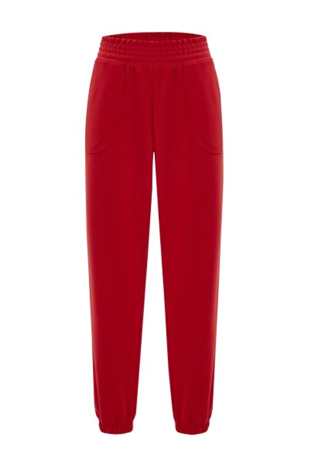A model wears 20087 - Seal Sweatpant Int - Red, wholesale Sweatpants of Evable to display at Lonca