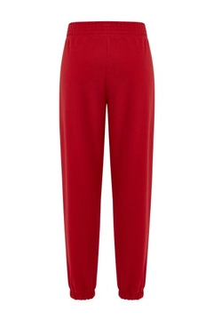 Bir model, Evable toptan giyim markasının 20087 - Seal Sweatpant Int - Red toptan Eşofman Altı ürününü sergiliyor.