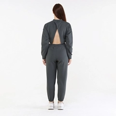 Ein Bekleidungsmodell aus dem Großhandel trägt 20088 - Seal Sweatpant Int - Smoked, türkischer Großhandel Jogginghose von Evable