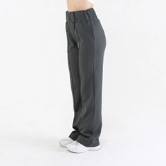 Bir model, Evable toptan giyim markasının 20089 - Twol Sweatpant Int - Smoked toptan Eşofman Altı ürününü sergiliyor.
