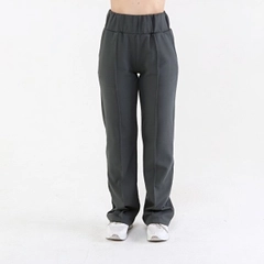 Una modella di abbigliamento all'ingrosso indossa 20089 - Twol Sweatpant Int - Smoked, vendita all'ingrosso turca di Pantaloni della tuta di Evable
