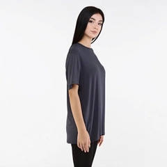 Bir model, Evable toptan giyim markasının 20092 - Ero Tshirt - Smoked toptan Tişört ürününü sergiliyor.