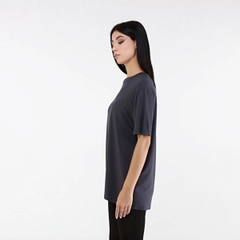 Ένα μοντέλο χονδρικής πώλησης ρούχων φοράει 20092 - Ero Tshirt - Smoked, τούρκικο T-shirt χονδρικής πώλησης από Evable