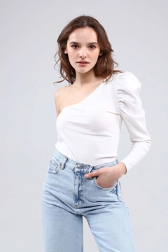 Bir model, Evable toptan giyim markasının 20093 - Heght One Body - White toptan Bluz ürününü sergiliyor.