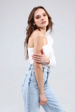 Bir model, Evable toptan giyim markasının 20093 - Heght One Body - White toptan Bluz ürününü sergiliyor.