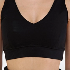 Bir model, Evable toptan giyim markasının 20094 - Moer Bra - Black toptan Crop Top ürününü sergiliyor.